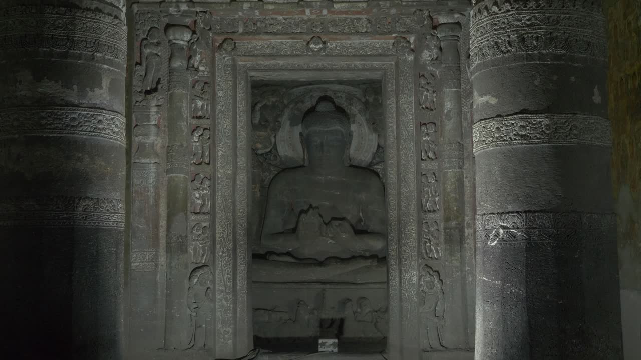 Statua di Buddha all'interno degli antichi monumenti rupestri buddisti del patrimonio indiano delle grotte di Ajanta, Aurangabad, Maharashtra, India