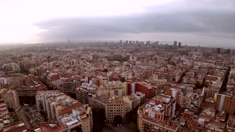 Una-Vista-Aérea-Cinematográfica-Del-Horizonte-De-La-Ciudad-De-Barcelona.