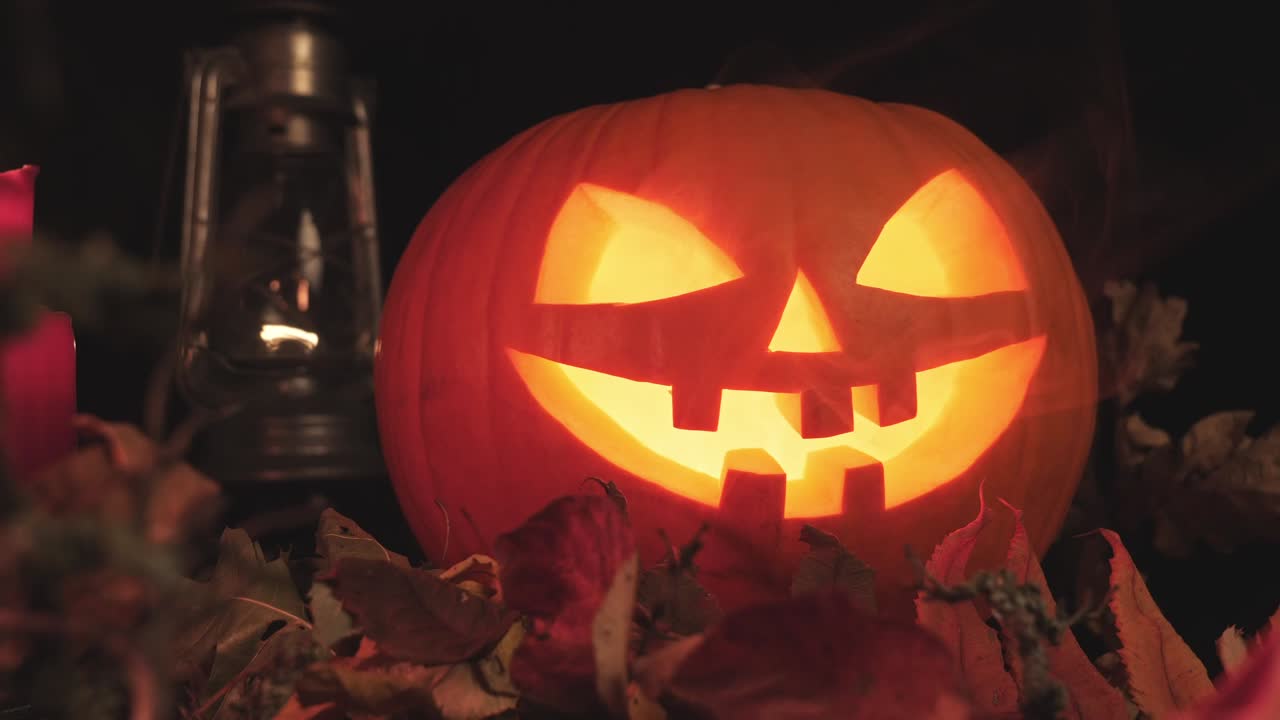 Zucca di Halloween con lanterna e candele