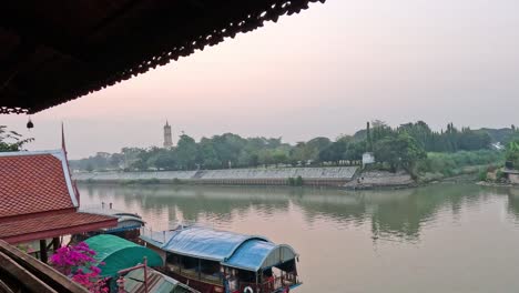 casa en un canal en ayutthaya, tailandia