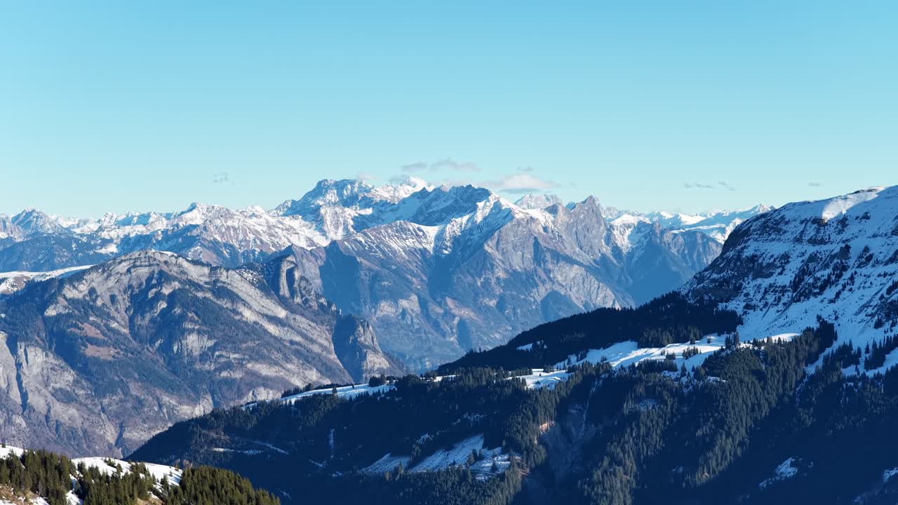 Panorama aereo delle montagne Churfirsten vicino al Walensee in Svizzera
