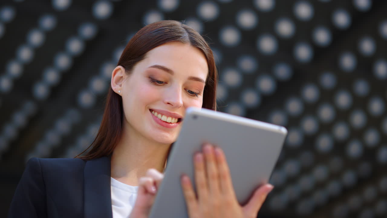 mujer de negocios con la cara mirando la pantalla de la tableta. mujer usando dispositivo digital al aire libre.