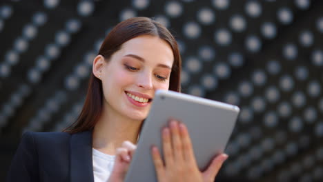 Cara-De-Empresaria-Mirando-La-Pantalla-De-La-Tableta.-Mujer-Usando-Dispositivo-Digital-Al-Aire-Libre.