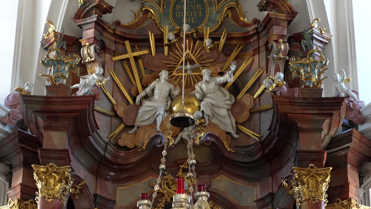 Visualizzazione dettagliata della parte superiore dell'altare decorato con sculture di angeli e decorazioni in oro