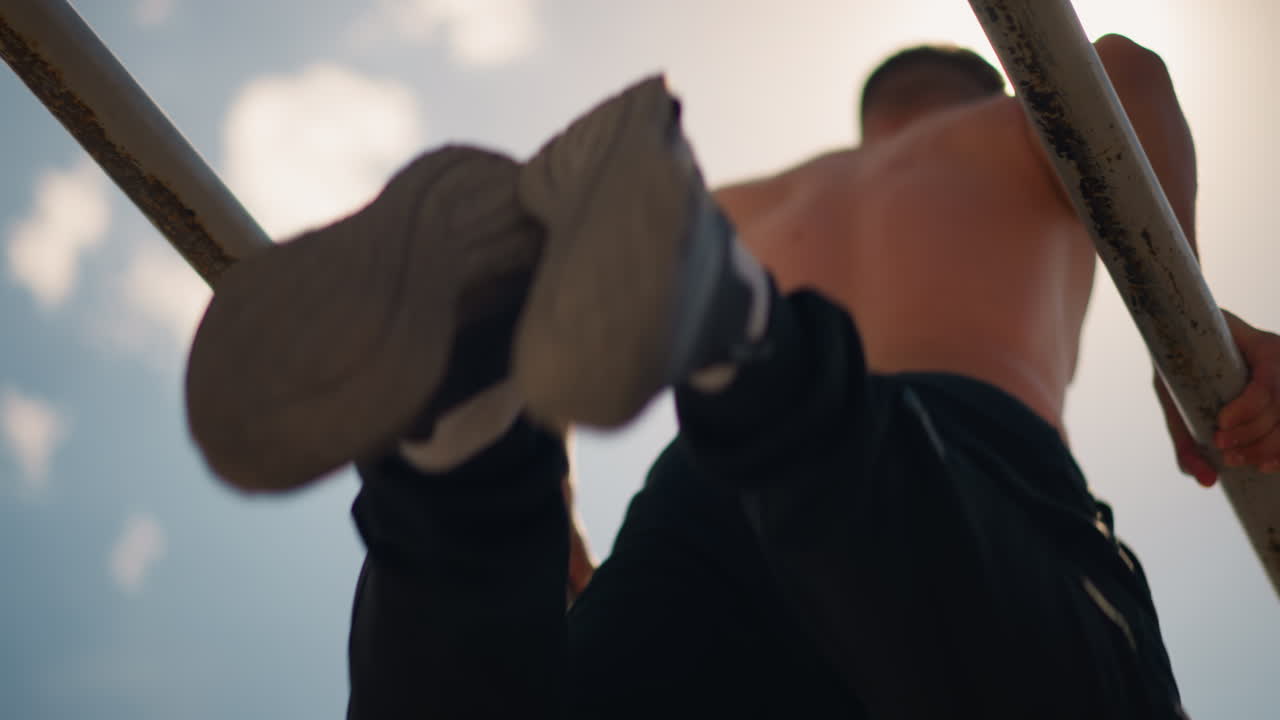 해 질 녘에 평행봉에서 딥 운동을 하는 남성, 해 질 녘에 평행봉에서 상의를 탈의한 채 운동하는 백인 남성, 도시 공원 해 질 녘 배경에서 상의를 탈의한 채 백 딥 운동을 하는 운동선수