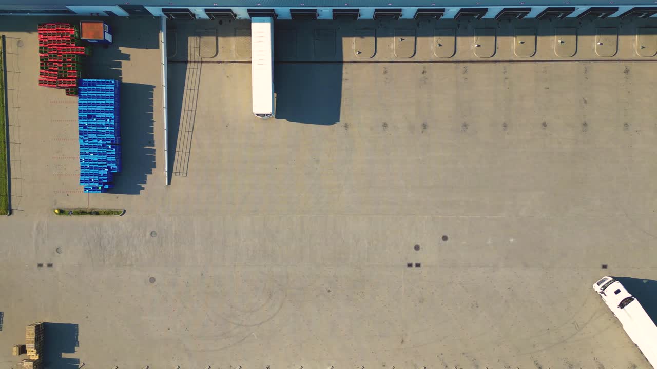 vista aérea de almacenes de almacenes o fábricas industriales o centros logísticos desde arriba