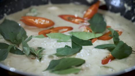 guarnición de curry verde hirviendo con chile rojo y albahaca tailandesa verde - cerrar