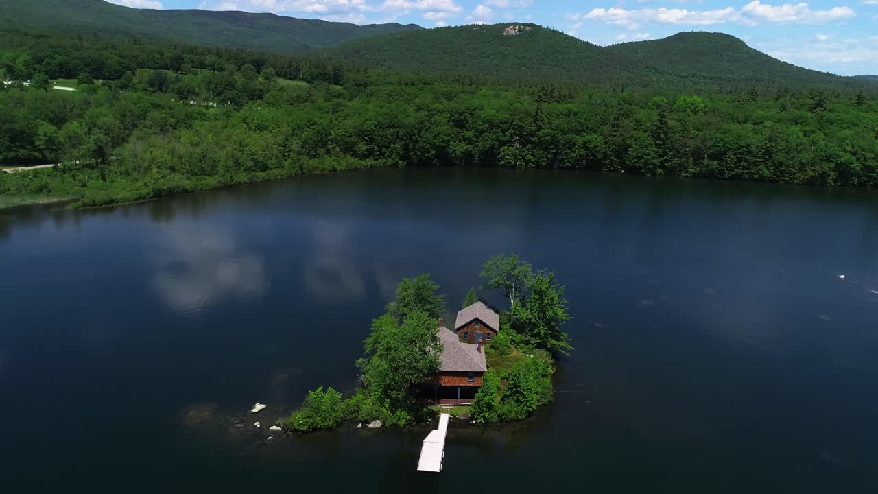 Droneoptagelse af fredfyldt sø i White Mountains, NH, med isoleret øhus og naturskønhed