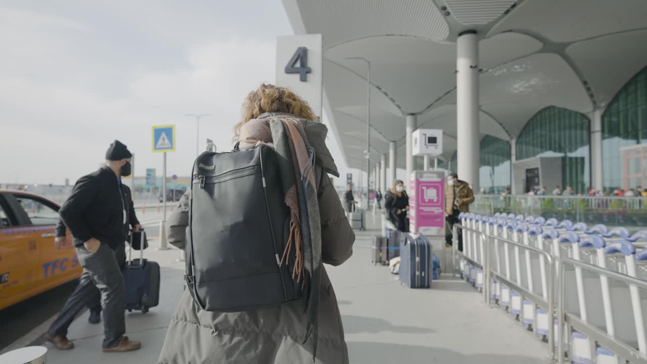 운송을 기다리는 공항 승객