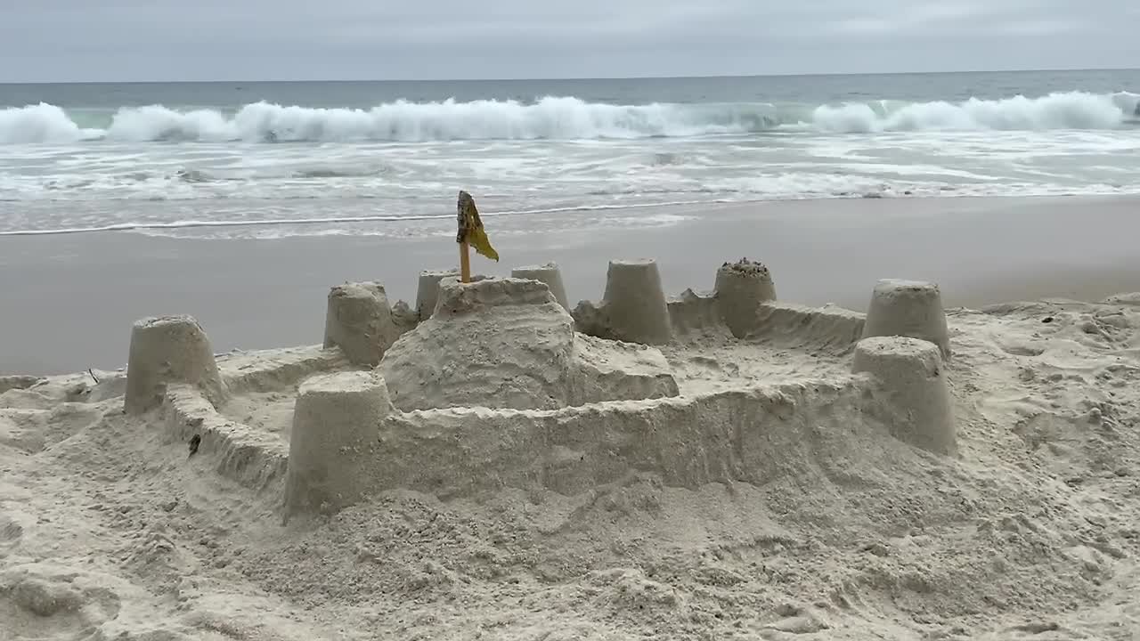 замок из песка на фоне спящего пляжа