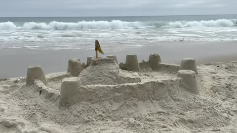 castillo de arena en un fondo de vacaciones de playa soñolienta