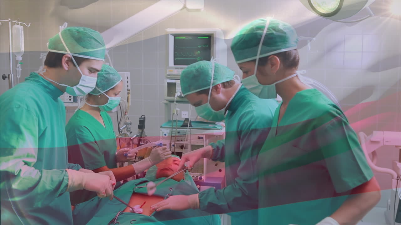 animación de la bandera nacional rusa sobre los médicos que realizan una cirugía en un paciente en la sala de operaciones