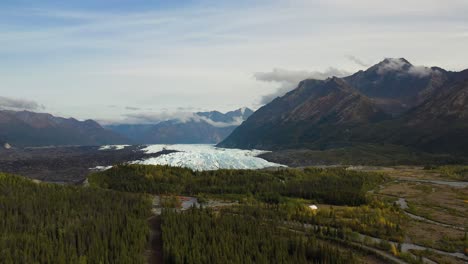 Luftrutsche:-Bachgebirgstal-Mit-Dichten-Fichtenwäldern-Und-Mehrarmigen-Bächen,-Die-Im-Sommer-In-Alaska-Aus-Geschmolzenem-Eis-Und-Schnee-Entstanden-Sind