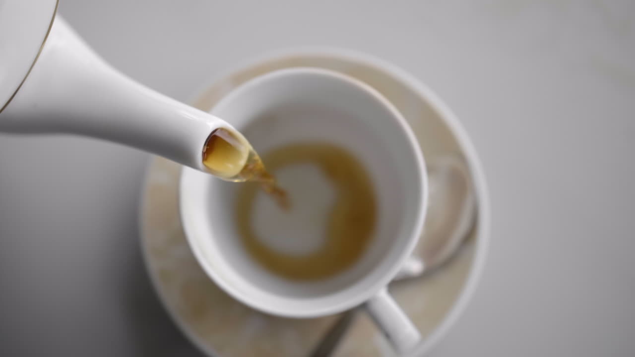 슬로우 모션 조감도 차는 부드러운 빛으로 부어집니다