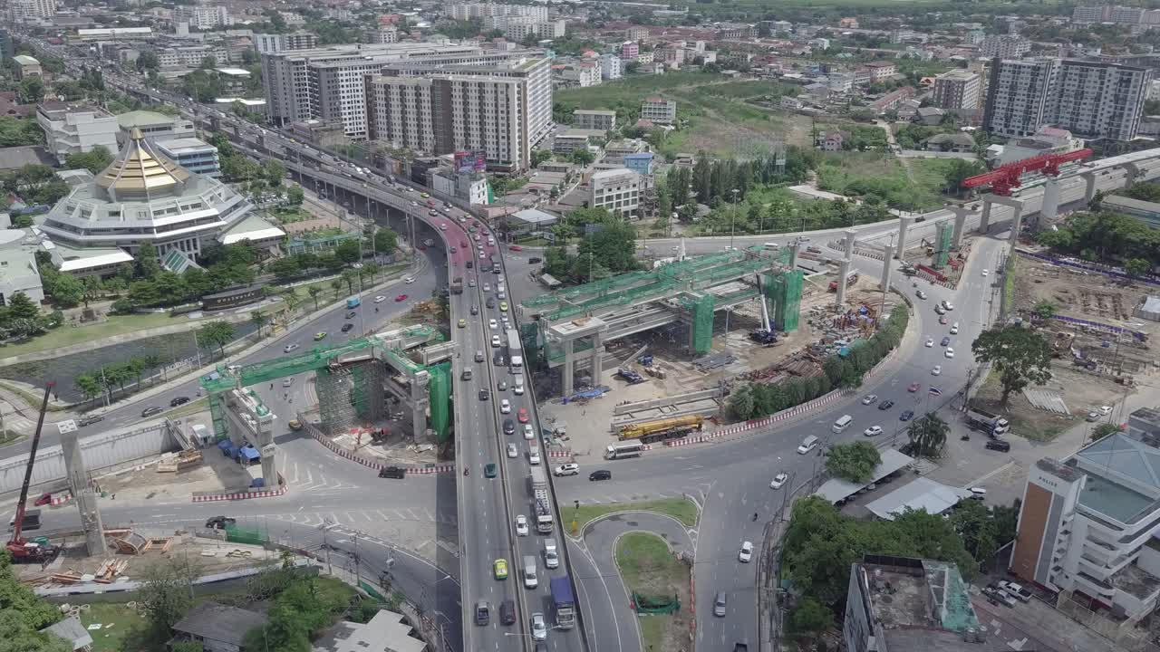 vista aérea de la construcción de trenes eléctricos de transporte público en el centro de la rotonda y el túnel en bangkok, tailandia