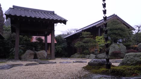 Schön-Gestalteter-Japanischer-Garten-An-Einem-Regnerischen-Tag---Totale