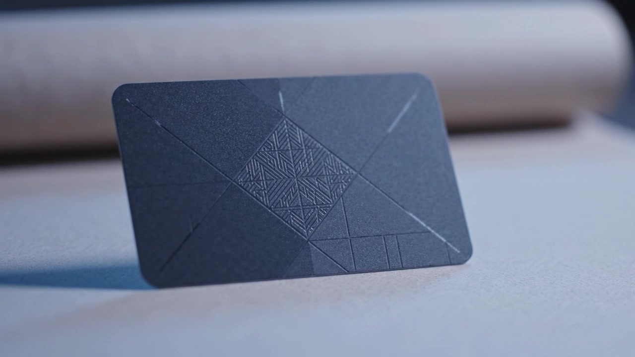 Elegante carta nera con motivi geometrici e texture su uno sfondo minimalista, che mette in risalto l'estetica del design moderno e gli elementi artistici.