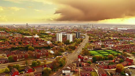 Espectacular-Puesta-De-Sol-Liverpool,-Inglaterra---Antena-Inversa-Lejos-De-La-Ciudad