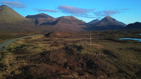 Schneller-Aufstieg-über-Die-Winterliche-Hochlandlandschaft-In-Richtung-Der-Red-Cuillin-Mountains-Auf-Der-Insel-Skye-In-Schottland