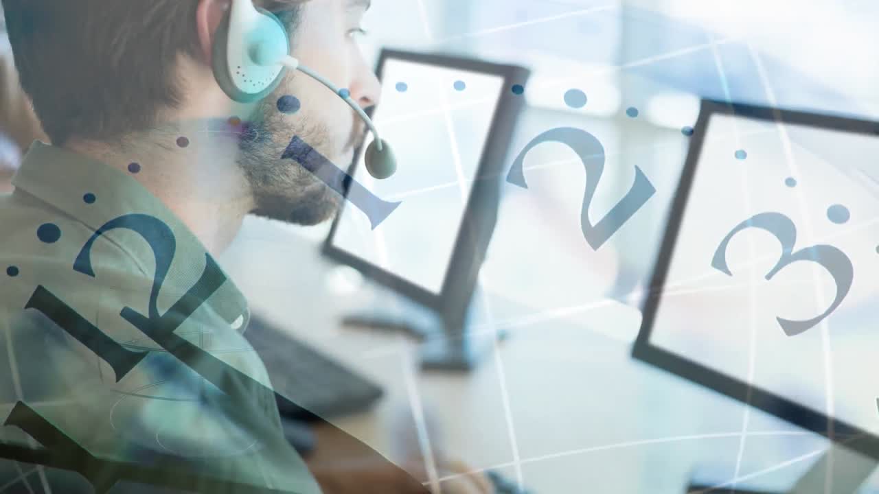 hombre trabajando en un centro de llamadas