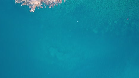 Un-Dron-Aéreo-De-4k-Empuja-La-Toma-De-La-Playa-De-Ensalada-En-Koh-Phangan-En-Tailandia-Con-Barcos-De-Pesca,-Agua-Verde-Azulado,-Coral-Y-Selvas-Verdes