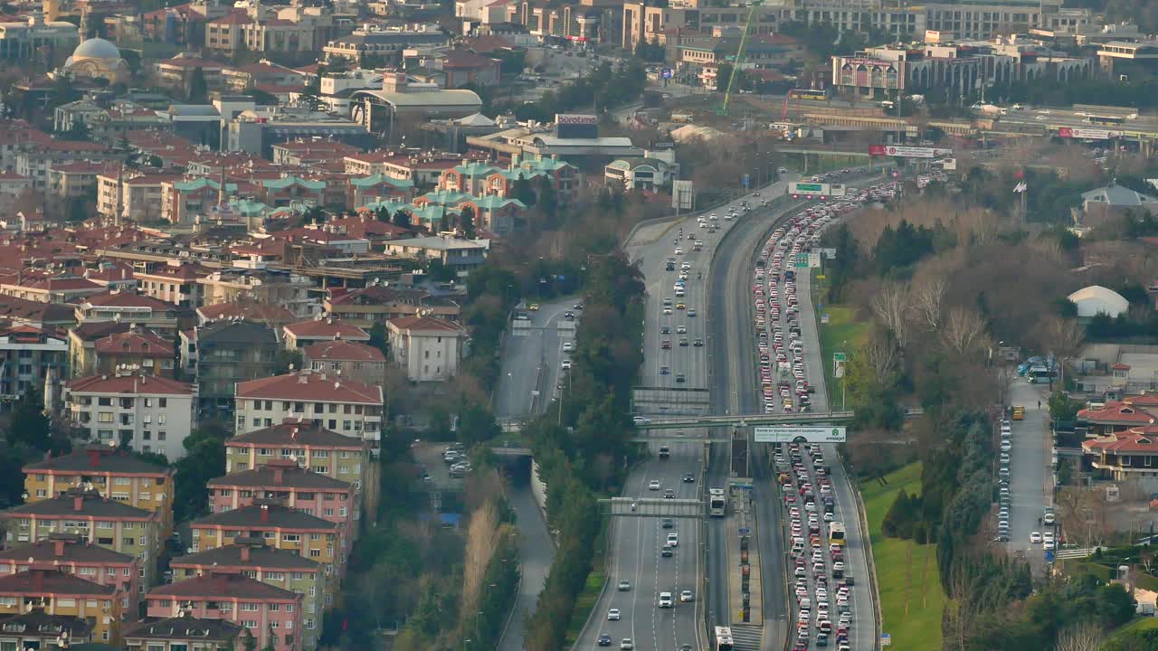 Ingorgo stradale in città visto dall'alto