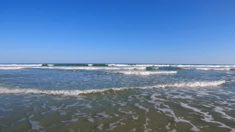 Erhebt-Sich-Aus-Den-Wellen-Des-Ozeans-Auf-Der-Wunderschönen-Insel-Hilton-Head,-South-Carolina