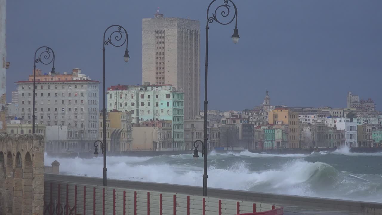 쿠바 하바나 말레콘의 워터프론트 산책로는 거대한 겨울 폭풍 3 동안 구타를 당합니다.