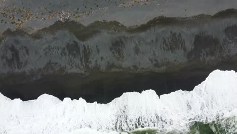 4.000-Imágenes-Aéreas-De-30-Fps-En-La-Costa-De-Oregon---Tranquila-Mañana-Nublada-Y-Nublada---Toma-De-Arriba-Hacia-Abajo-De-La-Costa-Del-Océano-Pacífico-En-El-Sur-De-Oregon---Video-De-Dji-Drone