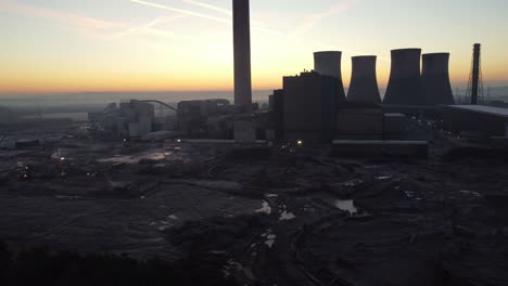 Fiddlers-Ferry-Kraftwerk-Eingestürzte-Kühltürme-Abbruchschutt-Luftaufnahme-Der-Leuchtenden-Skyline-Bei-Sonnenaufgang