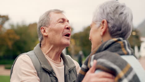 Frente,-Beso-Y-Pareja-Mayor-En-Un-Parque