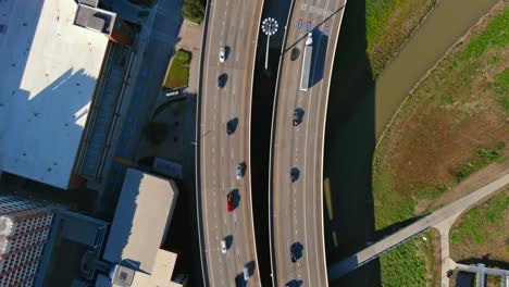 Vista-De-Pájaro-De-Los-Autos-En-La-Autopista-I-10-Cerca-Del-Centro-De-Houston