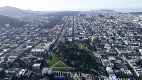 Luftaufnahme-Des-Alamo-Square-Park-In-San-Francisco-Mit-üppigem-Grün-Und-Ikonischen-Viktorianischen-Häusern