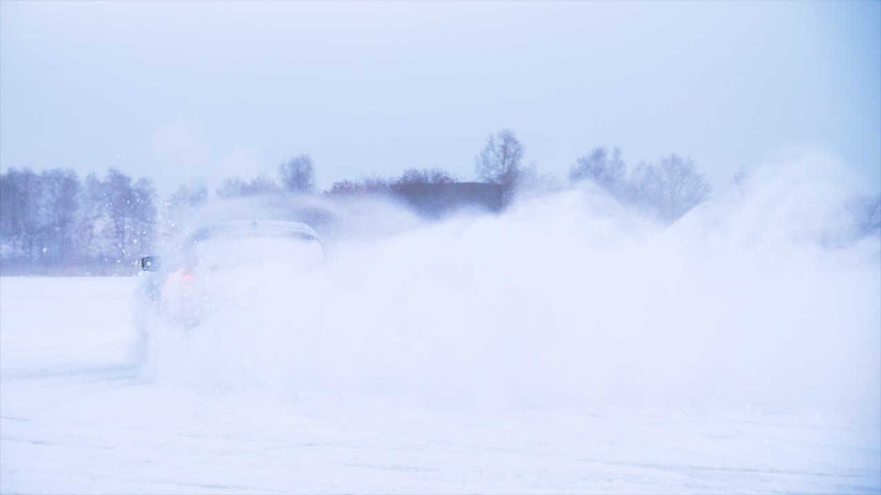 눈 인 풍경 에서 차 가 떠다니고 있다