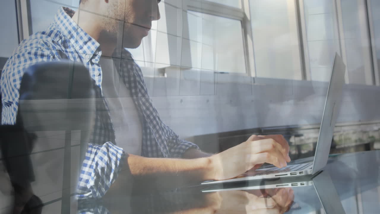 animación de time-lapse de gente caminando sobre un hombre latino trabajando en una computadora portátil en la oficina