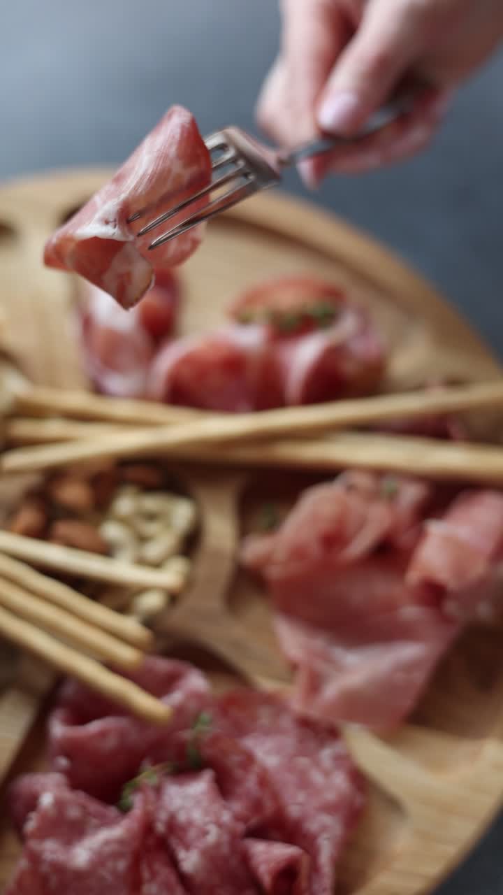 햄, 살라미, 크래커 를 은 차쿠테리 보드