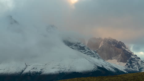 nubes ondulantes de picos de granito cuernos del paine en chile