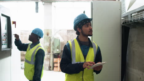 trabajadores que realizan controles de calidad