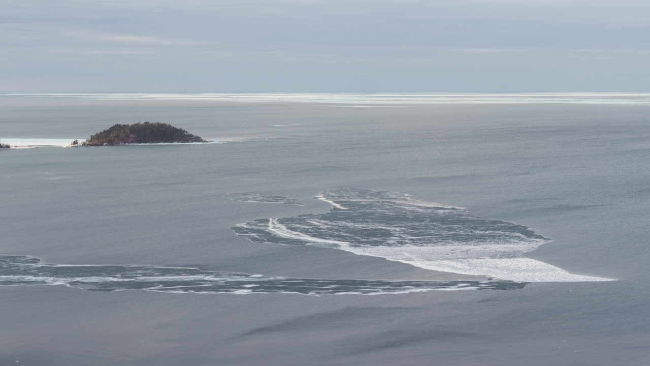 호수 슈피리어를 가로질러 바람에 날린 얼음 흐름