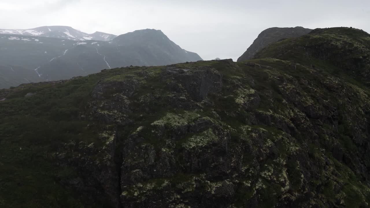 vista aérea de un paisaje montañoso