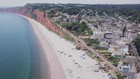 movimiento aéreo hacia hermosos acantilados rojos a lo largo de la costa jurásica en budleigh salterton, cultivo estático