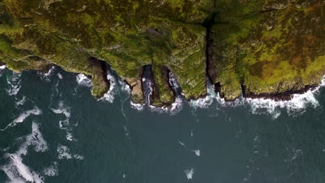 vista de pájaro de la impresionante costa irlandesa de horn nead