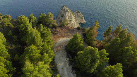 Drohnen-Luftaufnahme,-Die-Sich-Vorwärts-Bewegt,-Enthüllt-Eine-Aufnahme-über-Kerri-Klippen-Mit-Blauem,-Kristallklarem-Wasser-Unten-Auf-Der-Griechischen-Insel-Zakynthos-In-4k