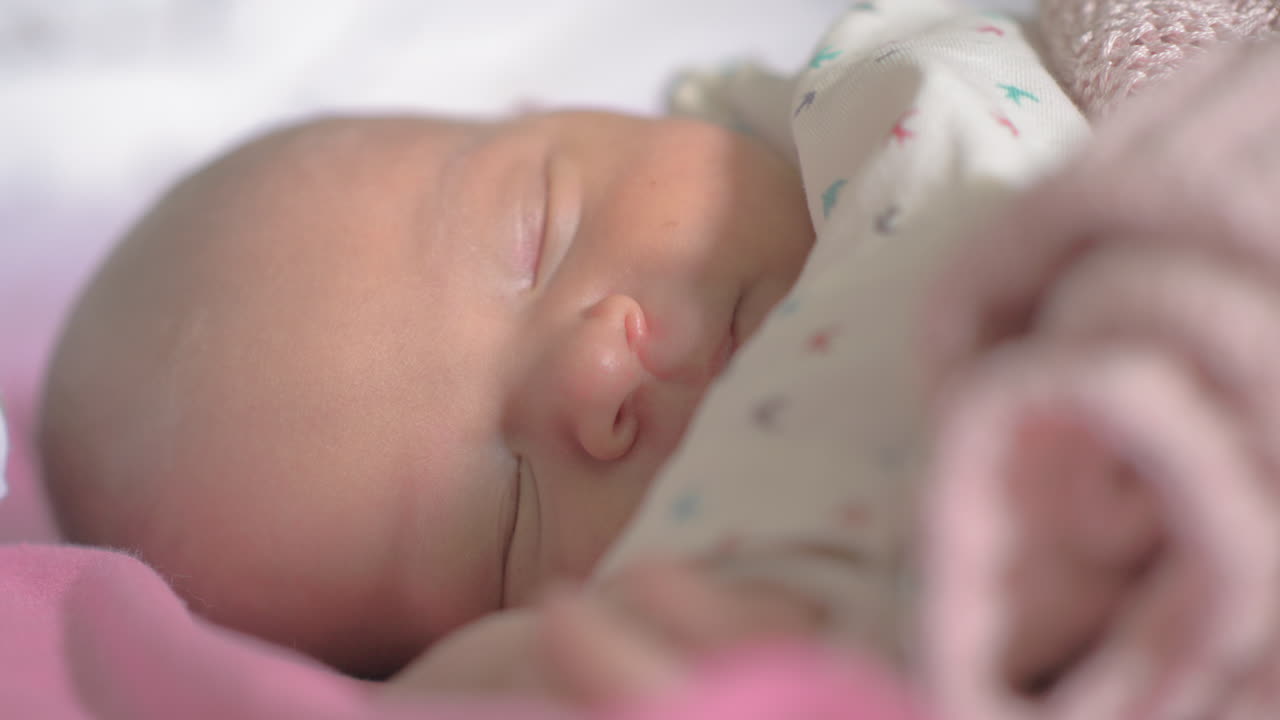 Bebé recién nacida dormida en su cuna