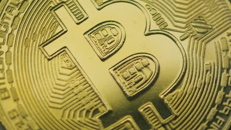 detalle en marco lleno de moneda de oro girando