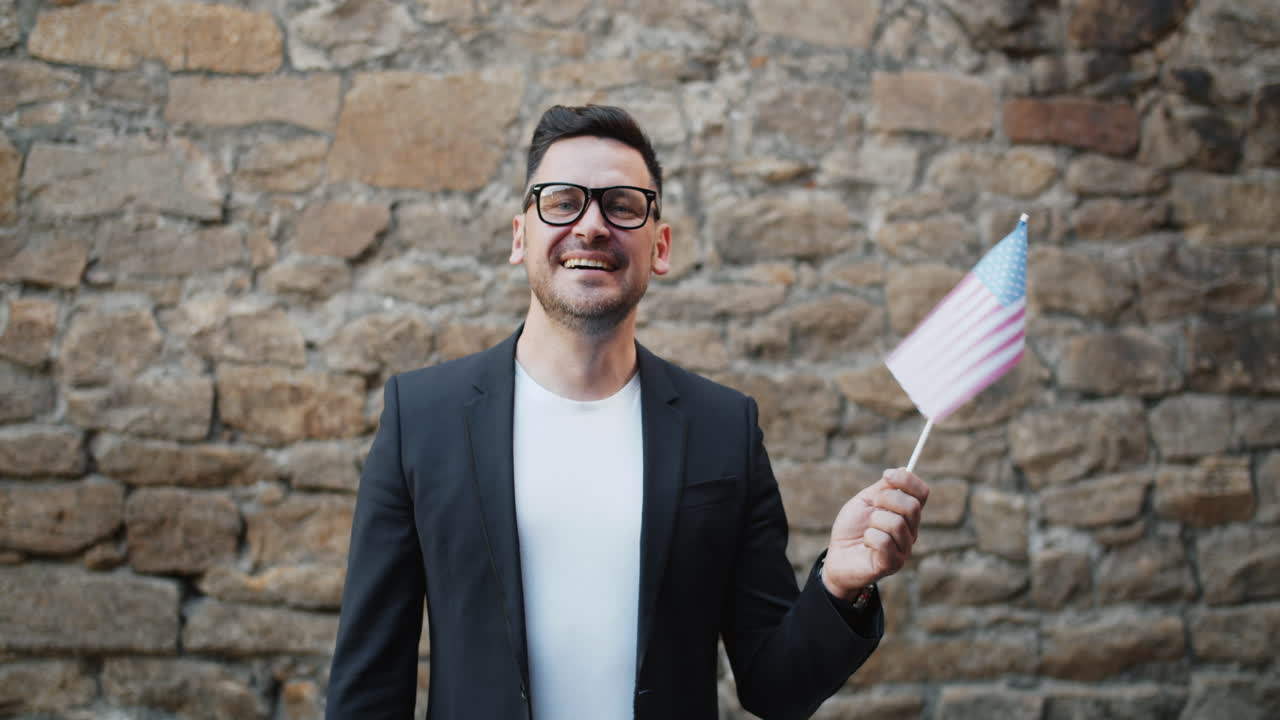 Hombre con bandera estadounidense