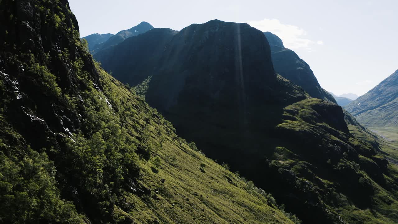 Ripresa con drone del ripido fianco della montagna della Valle di Glencoe in Scozia