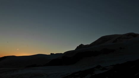 puesta de sol en el flanco de la montaña