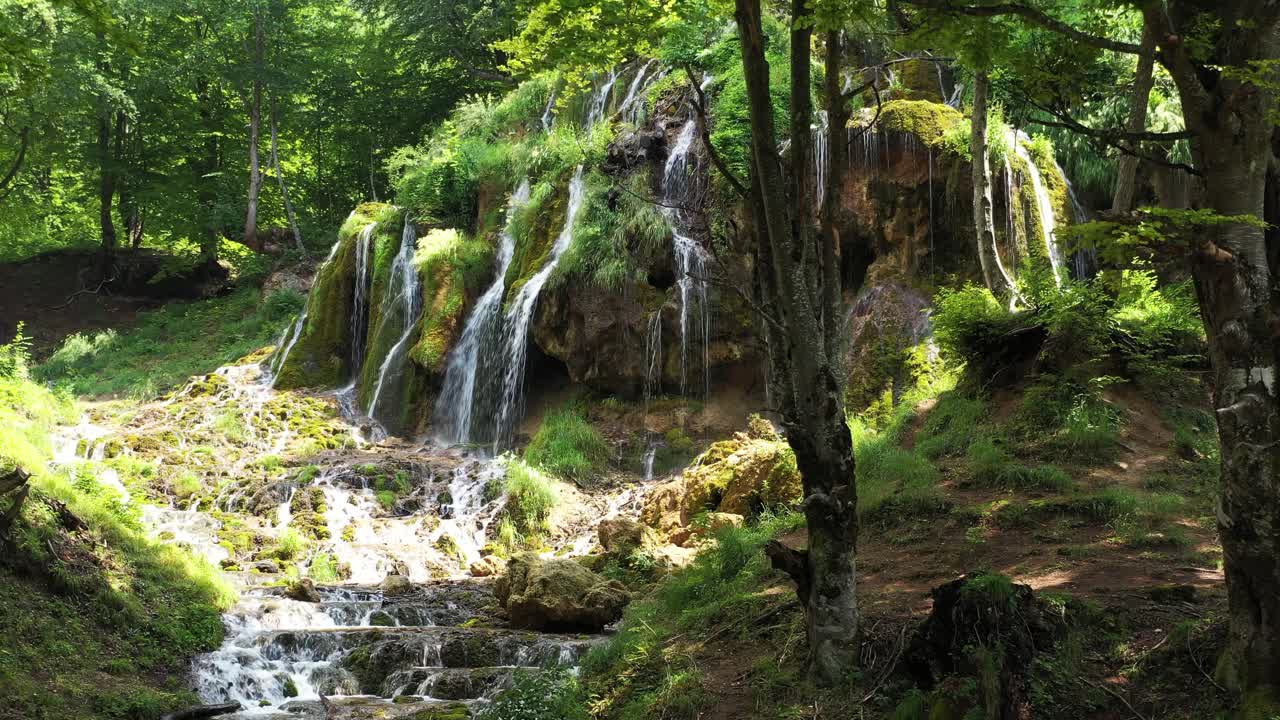 hermosa cascada sopotnica serbia que cae sobre la ladera del bosque rocoso