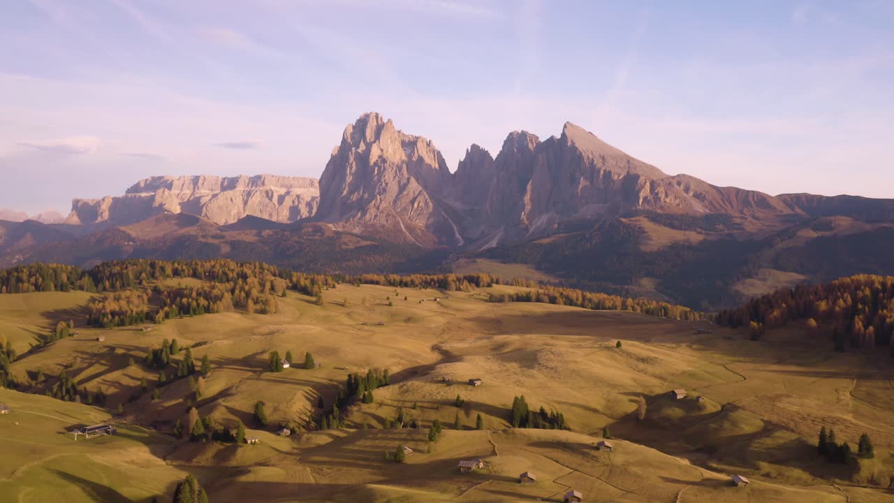 가을 황금시간에 이탈리아 돌로미티 위의 아름다운 드론 비행
